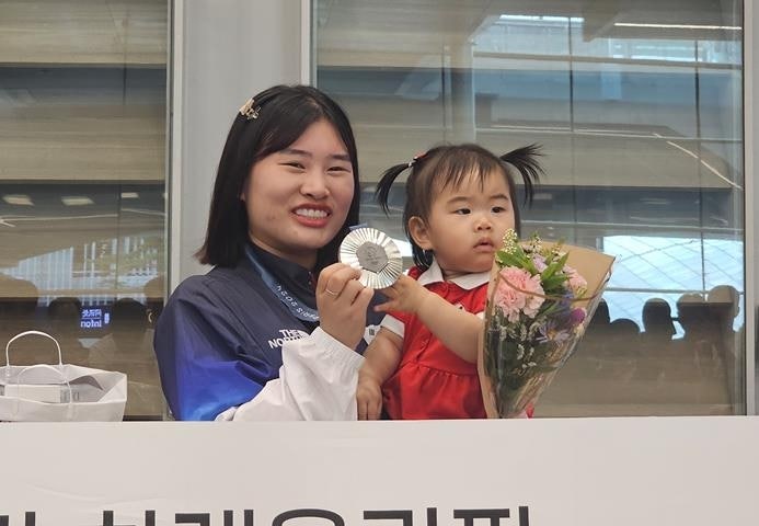 '한국 첫 메달' 걸고 돌아온 사격 <b>금지현</b> "딸을 위한 선물"