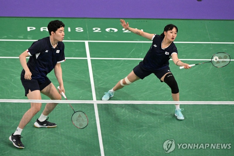 [1보] 한국 <b>배드민턴</b>, 혼복 <b>은메달</b> 확보…<b>준결승</b>서 태극전사 맞대결
