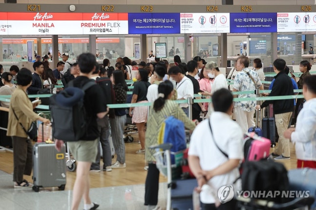 People going on overseas summer vacations
(Incheon=Yonhap News) By Park Dong-joo = Travelers going on summer vacations overseas are moving for processing at Incheon International Airport Terminal 1 on the 12th. 2024.7.12 pdj6635@yna.co.kr