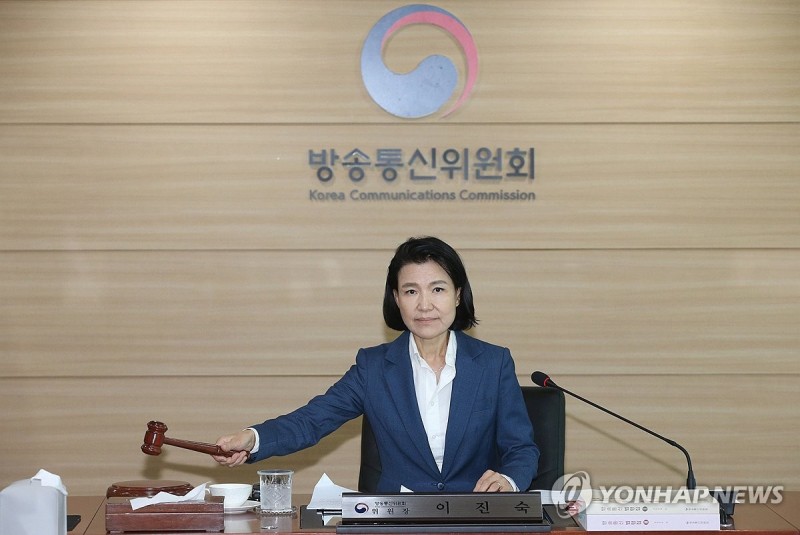 尹<b>대통령</b>, 이진숙 방통위원장 <b>임명장 수여</b>