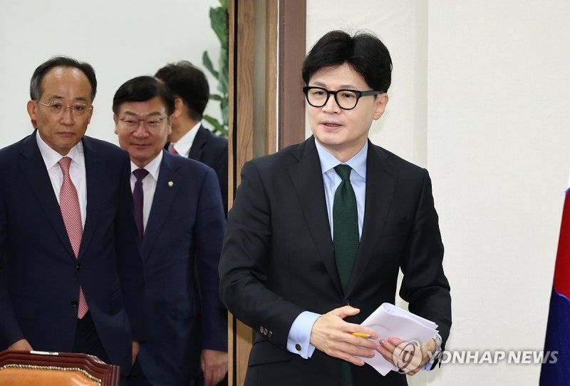 韓측, '친윤' <b>정점식</b> 당직<b>사퇴</b> 이틀째 압박…鄭 사실상 침묵시위
