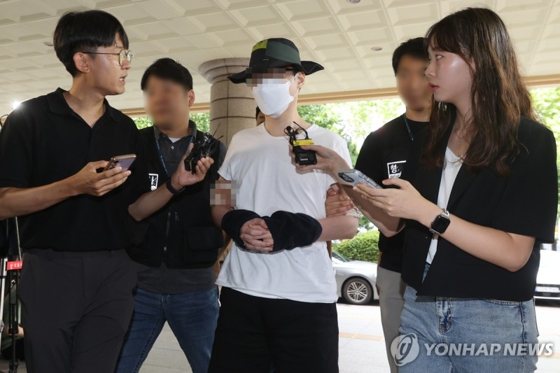'<b>일본도</b> 살인' <b>피의자</b> 구속심사 출석…"죄송한 마음 없어"