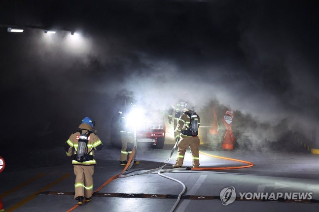 Firefighters entering an underground parking lot
(Incheon=Yonhap News) Reporter Im Sun-seok = On the morning of the 1st, a fire suspected to have originated from an electric car occurred in an underground parking lot of an apartment in Cheongra, Seo-gu, Incheon, and firefighters are entering the underground parking lot. 202
