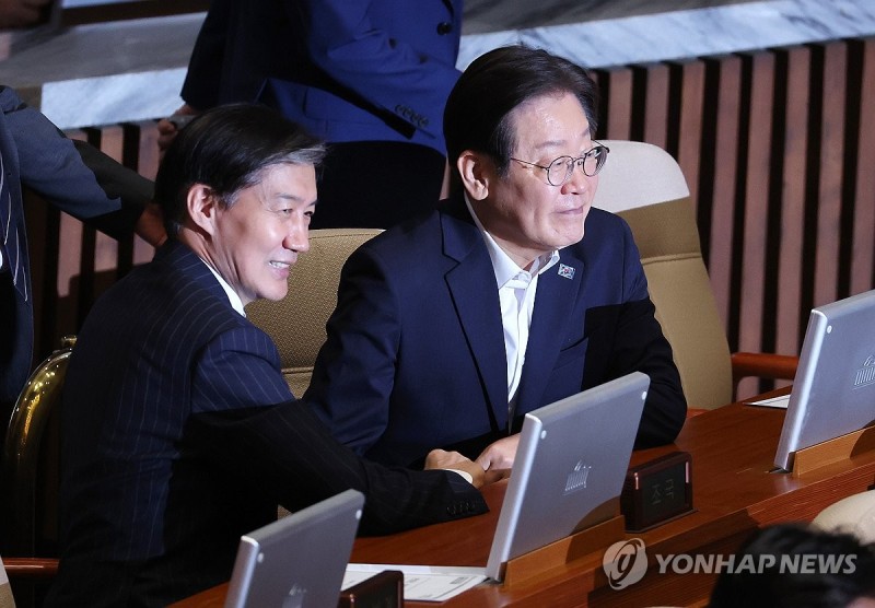 <b>이재명</b>-<b>조국</b>, 2시간 '번개 회동'…"용산발 국정위기 대책 논의"