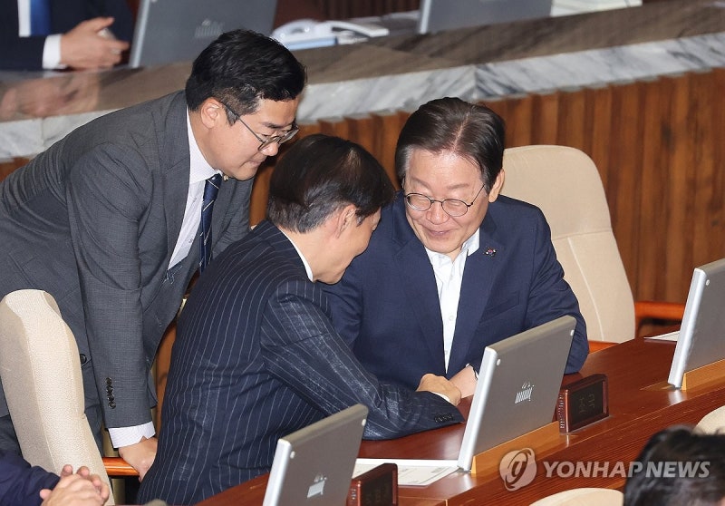 <b>대화</b>하는 <b>이재명</b> 전 대표와 <b>조국</b> 대표