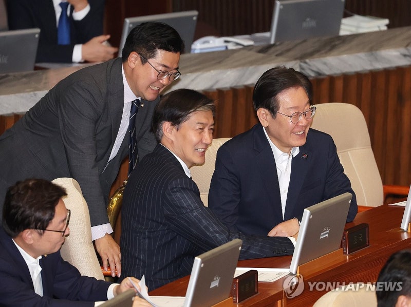 <b>대화</b>하는 <b>이재명</b> 전 대표와 <b>조국</b> 대표