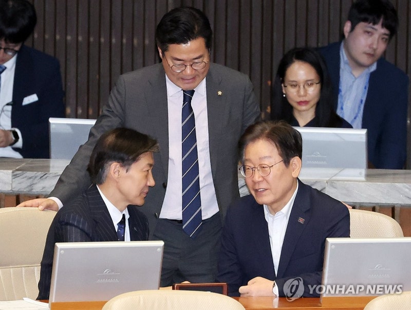 <b>조국</b> 대표와 <b>대화</b>하는 <b>이재명</b> 전 대표