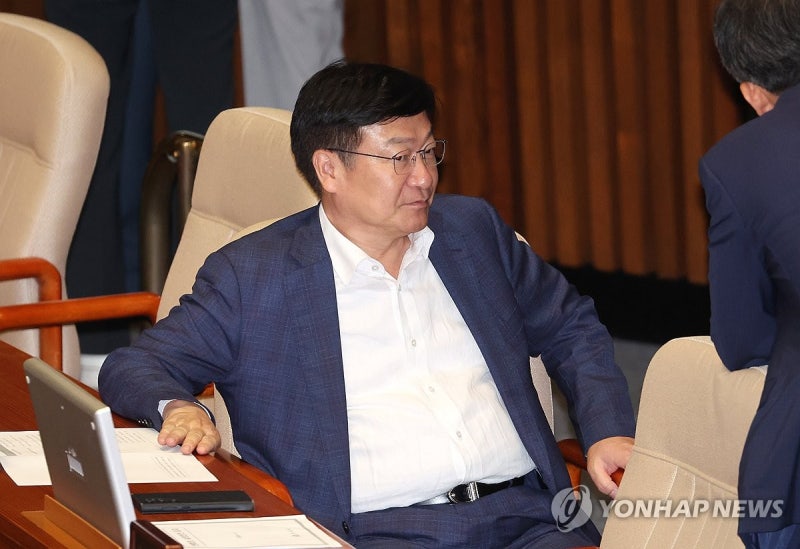 '친윤' <b>정점식</b>, 與<b>정책위의장</b> 사의…"당 분열 막기 위해"(종합)