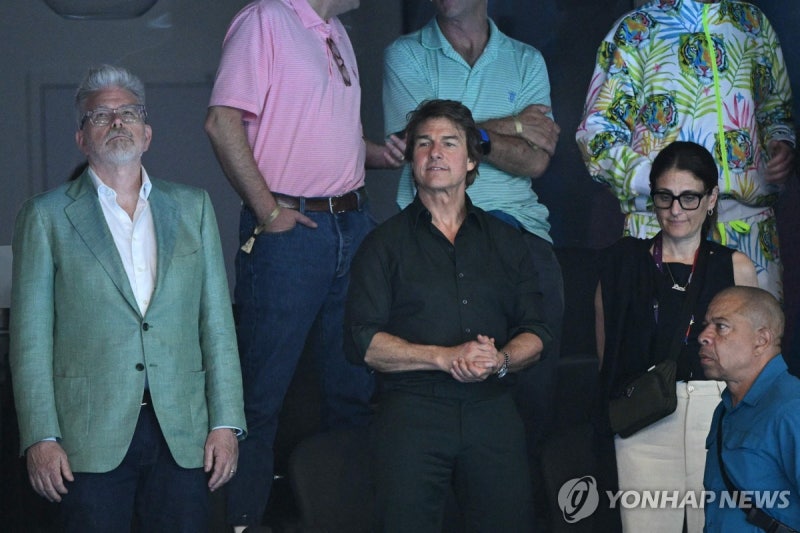 "톰 <b>크루즈</b>, 폐회식에서 스턴트 공연" <b>오륜기</b> 이양 맡을 듯