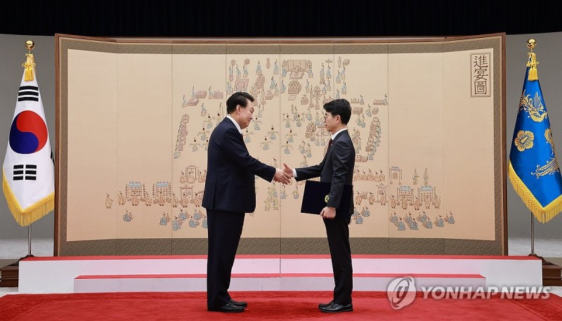 윤석열 <b>대통령</b>, 환경부 장관 <b>임명장 수여</b>