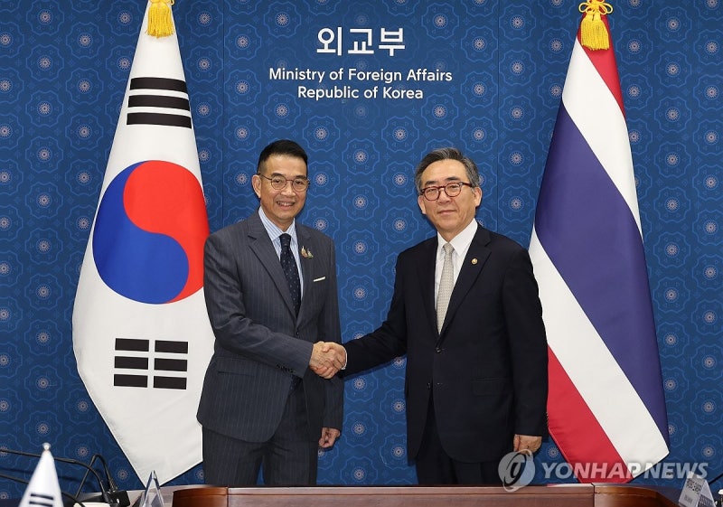 악수하는 한-<b>태국 외교장관</b>