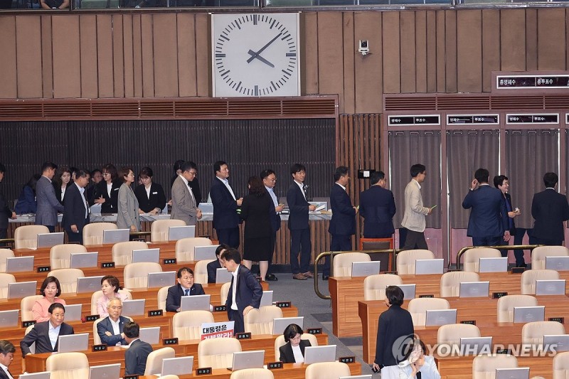 <b>이진숙</b> 방통위원장 <b>탄핵안</b> 野단독 국회 통과…직무정지(종합)