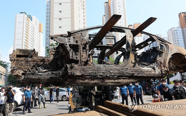 옮겨지는 화재 발생 전기차 (인천=연합뉴스) 임순석 기자 = 5일 오후 인천 서구 청라동 아파트 지하 주차장 화재 현장에서 합동 감식을 마친 경찰이 화재가 발생한 전기차를 옮기고 있다. 2024.8.5 soonseo