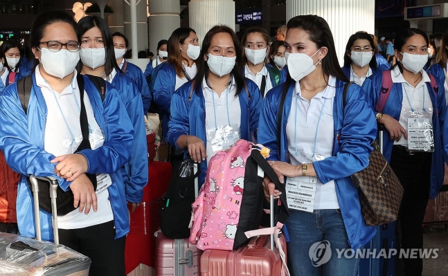 필리핀 가사관리사 인천공항 입국 (서울=연합뉴스) 외국인 가사관리사 시범사업에 참여할 필리핀 노동자들이 6일 인천국제공항을 통해 입국하고 있다. 2024.8.6 [공항사진기자단] photo@yna.co.kr