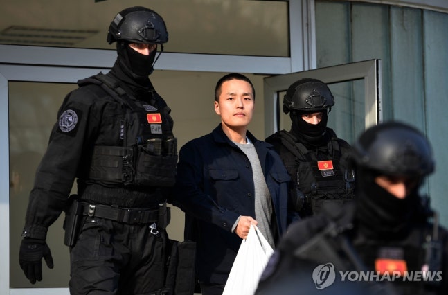 권도형 
권도형 씨가 3월 23일(현지시간) 몬테네그로 수도 포드고리차에 있는 경찰청에서 조사받은 뒤 무장 경찰대에 이끌려 경찰청 밖으로 나오고 있다. [EPA 연합뉴스 자료사진. 재판매 및 DB 금지]