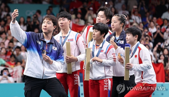 남북, 시상대에서 만나 '빅토리 셀피' (파리=연합뉴스) 김도훈 기자 = 30일(현지시간) 프랑스 파리 사우스 파리 아레나4에서 열린 2024 파리올림픽 탁구 혼합복식 시상식에서 동메달을 차지한 한국 임종훈, 신유빈