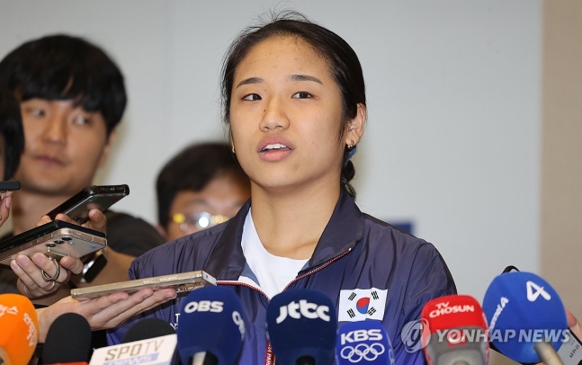 질문에 답하는 안세영(영종도=연합뉴스) 류효림 기자 = 2024 파리올림픽 배드민턴 여자 단식에서 금메달을 차지한 안세영이 7일 오후 인천국제공항을 통해 귀국하며 취재진 질문에 답하고 있다. 2024.8.7 ryo
