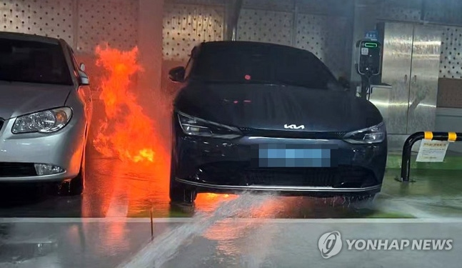 Fire under an electric car
(Gumsan=Yonhap News) Firefighters extinguishing flames under an electric car parked on the first floor of a parking tower in Geumsan-eup, Geumsan-gun, Chungcheongnam-do at 5 a.m. on the 6th. 2024.8.6 [Provided by Chungnam Geumsan Fire Department. Redistribution