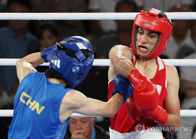 이마네 칼리프 결승전
(파리=연합뉴스) 신준희 기자 = 9일(현지시간) 프랑스 파리 롱랑가로스 경기장에서 열린 2024 파리올림픽 복싱 여자 66kg급 결승전에서 성별 논란에 휩싸였던 알제리의 이마네 칼리프(붉은색)