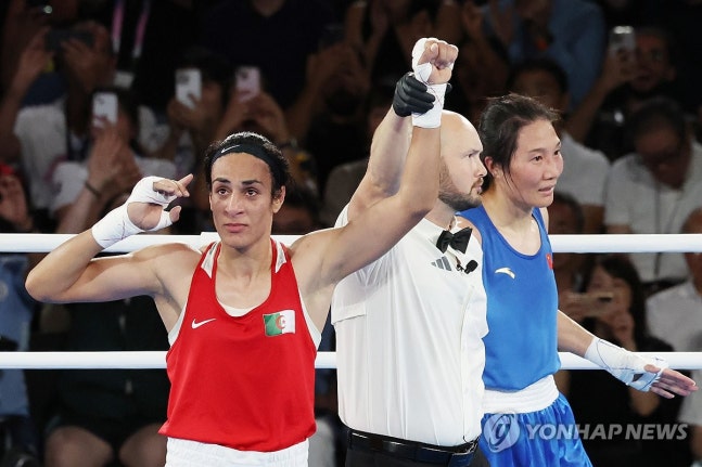 이마네 칼리프 승리
(파리=연합뉴스) 신준희 기자 = 9일(현지시간) 프랑스 파리 롱랑가로스 경기장에서 열린 2024 파리올림픽 복싱 여자 66kg급 결승전에서 성별 논란에 휩싸였던 알제리의 이마네 칼리프(붉은색)가