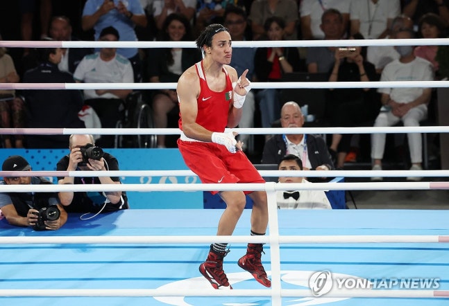 승리의 기쁨
(파리=연합뉴스) 신준희 기자 = 9일(현지시간) 프랑스 파리 롱랑가로스 경기장에서 열린 2024 파리올림픽 복싱 여자 66kg급 결승전에서 성별 논란에 휩싸였던 알제리의 이마네 칼리프(붉은색)가 중국의