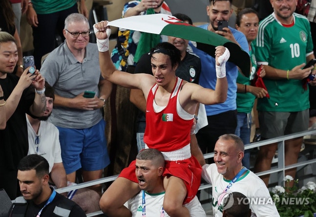 승리의 기쁨
(파리=연합뉴스) 신준희 기자 = 9일(현지시간) 프랑스 파리 롱랑가로스 경기장에서 열린 2024 파리올림픽 복싱 여자 66kg급 결승전에서 성별 논란에 휩싸였던 알제리의 이마네 칼리프(붉은색)가 중국의