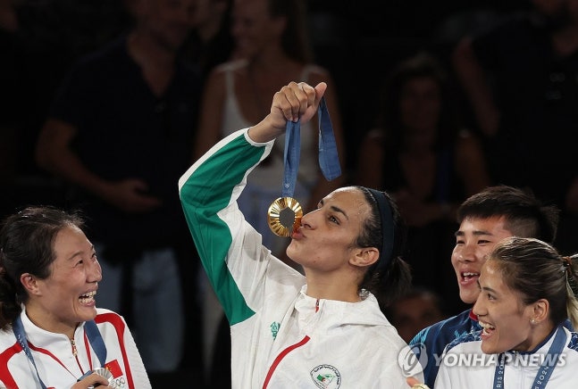 금메달에 입맞춤
(파리=연합뉴스) 신준희 기자 = 9일(현지시간) 프랑스 파리 롱랑가로스 경기장에서 열린 2024 파리올림픽 복싱 여자 66kg급 결승전에서 성별 논란에 휩싸였던 알제리의 이마네 칼리프가 금메달을 딴