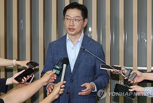 지난 6월 출국하는 김경수 전 지사  김경수 전 경남도지사가 2024년 6월 14일 인천공항에서 출국 전 기자들의 질문에 답하고 있다. 영국에서 유학 중인 김 전 지사는 노무현 전 대통령 추도식 참석을 위해 잠시 귀