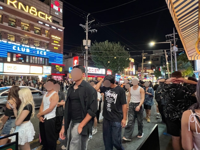 클럽 대기 줄<br>(서울=연합뉴스) 최윤선 기자 = 지난 9일 오후 10시30분 서울 마포구 서교동 홍대 클럽거리에서 사람들이 클럽에 들어가기 위해 줄을 서고 있다. ysc@yna.co.kr