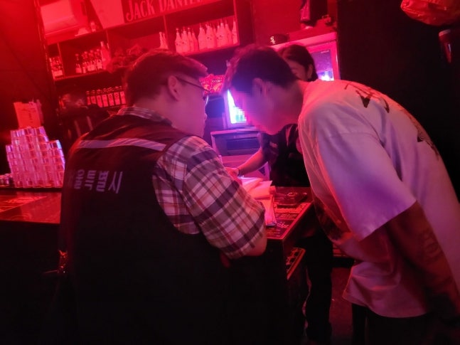 클럽 점검에 나선 서울시 유흥시설 마약류 특별단속반<br>(서울=연합뉴스) 지난 9일 서울 마포구 서교동의 한 클럽에서 서울시 식품정책과 소속 직원이 클럽 관계자에게 질문하고 있다. 2024.8.11 [서울시 제공. 재판