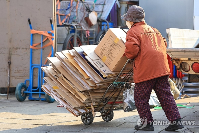 전국 폐지 줍는 노인 4만2천명, 한달 수입 16만원 (서울=연합뉴스) 신현우 기자