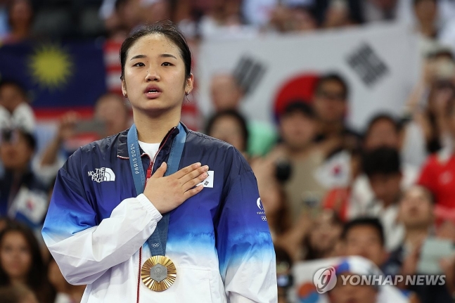 안세영, 금메달 목에 걸고 (파리=연합뉴스) 김인철 기자 = 5일(현지시간) 프랑스 파리 포르트드 라 샤펠 아레나에서 열린 2024 파리올림픽 배드민턴 여자 단식 결승전에서 중국 허빙자오를 이기고 우승을 차지한 한국