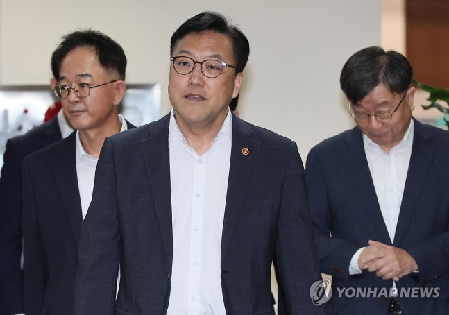 '서민금융 이용자 간담회' 참석하는 김병환 금융위원장(서울=연합뉴스) 이정훈 기자 = 김병환 금융위원장이 7일 서울 중구 신용회복위원회 대회의실에서 열린 '체감할 수 있는 서민종합지원을 위한 이용자와의 간담회'에 