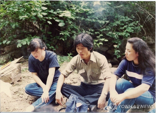 대학 시절 야학 모임에서 유정길 대표(가운데) [본인 제공]