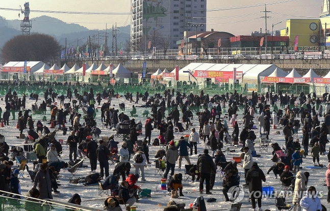 2024년 1월 화천산천어축제 인파 화천 산천어축제는 전국에서 양식한 60여만 마리의 산천어를 공수해 와서는 하천에 풀어놓고 잡는 방식이다. 화천에는 산천어가 살지 않는다. 이 축제는 생태계를 교란하고, 즐거움을 위