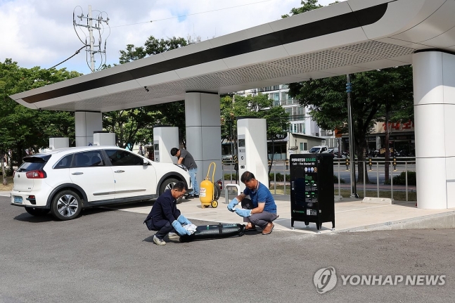 "전기차에 불 나면 사용"
(포항=연합뉴스) 손대성 기자 = 13일 경북 포항시 남구 대도동 포항야구장 앞 전기자동차충전소에서 포항시시설관리공단 직원들이 전기차 화재 진압용 질식소화포와 장비를 점검하고 있다. 202