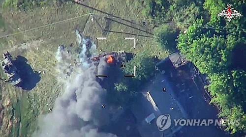 러시아군이 벨로로드주 인접 쿠르스크주로 들어온 탱크를 공격하는 모습  [AFP=연합뉴스 자료사진. 러시아 국방부 제공. 재판매 및 DB금지]