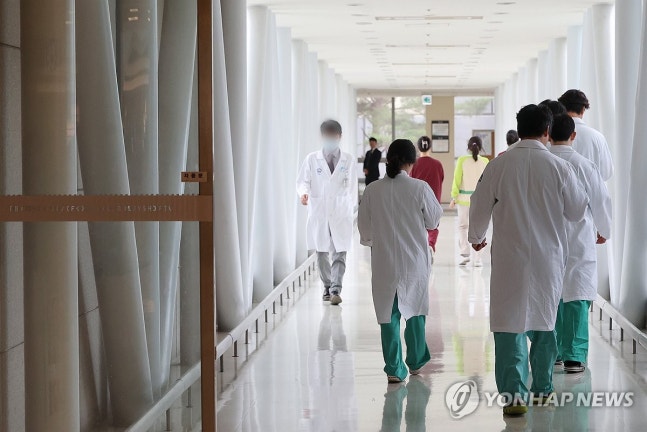 Moving medical team
A medical team is moving at a university hospital in downtown Seoul on July 23rd. [Yonhap News Agency file photo. Prohibition of redistribution and DB]