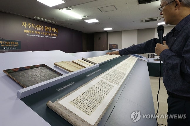 A scroll related to the independence fighters repatriated from overseas
(Seoul=Yonhap News) In the morning of the 14th, at the National Palace Museum in Jongno-gu, Seoul, Park Cheol-sang, director of the Korea Document Culture Research Institute, is describing the 'Documents related to the independence fighters in Korea and abroad' during a cultural heritage repatriation event.