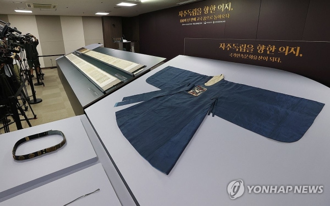 Displayed garment of Choi Ik-hyun at the event
(Seoul=Yonhap News) In the morning of the 14th, at the National Palace Museum in Jongno-gu, Seoul, the press is photographing the garment of Choi Ik-hyun at the cultural heritage repatriation event. 2024.8.14 scape@yna.co.kr