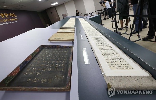 'Returning to the homeland after over 100 years'
(Seoul=Yonhap News) In the morning of the 14th, at the National Palace Museum in Jongno-gu, Seoul, the exhibition of the 'petition of Cho Hyeonmyo-gakun' and the scroll of the 'Documents related to the Independence Fighters.' 202