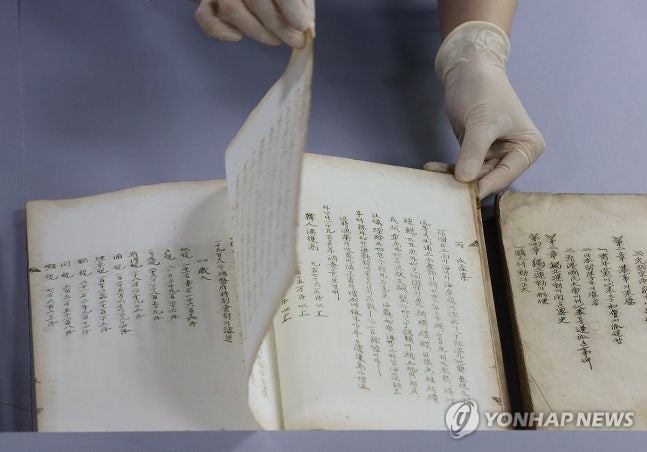 'Korean-Japanese relationship archives' repatriated from overseas
(Seoul=Yonhap News) In the morning of the 14th, at the National Palace Museum in Jongno-gu, officials are presenting 'Korean-Japanese relationship archives' during a cultural heritage repatriation event. 2024.8.14 scap