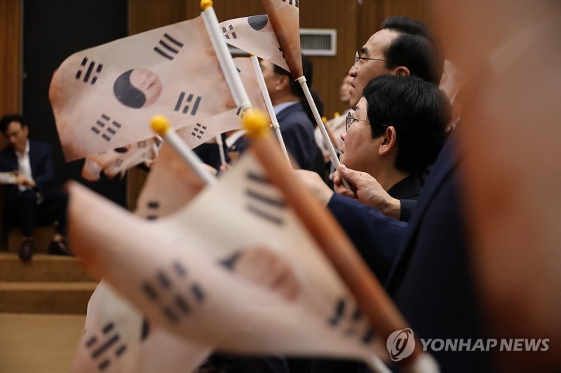 태극기 흩날리는 <b>홍범도 장군</b> 귀환 3주년 기념식