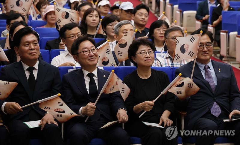 태극기 흩날리는 <b>홍범도 장군</b> 귀환 3주년 기념식