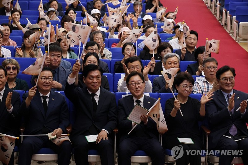 태극기 흩날리는 <b>홍범도 장군</b> 귀환 3주년 기념식