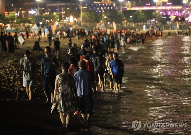 Barefoot walking procession on the beach in Busan's tropical nighttime
      Appearance of Haeundae Beach in Busan on the 9th of this month. [Reporter Cha Geun-ho]