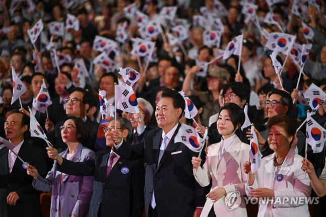 윤석열 대통령 부부, 제79주년 광복절 경축식 참석 (서울=연합뉴스) 진성철 기자 = 윤석열 대통령과 김건희 여사가 15일 서울 종로구 세종문화회관에서 열린 제79주년 광복절 경축식에서 태극기를 흔들고 있다.  20