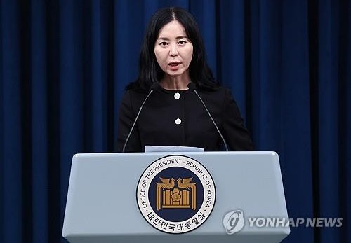 현안 브리핑하는 정혜전 대통령실 대변인     (서울=연합뉴스) 진성철 기자 = 정혜전 대통령실 대변인이 14일 서울 용산 대통령실 청사에서 현안 브리핑을 하고 있다. 2024.8.14  zjin@yna.co.kr