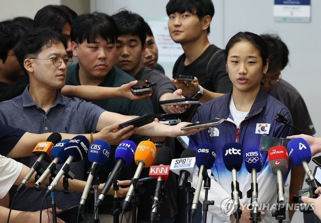 안세영 관심 집중 (영종도=연합뉴스) 이지은 기자 = 2024 파리올림픽 배드민턴 여자 단식에서 금메달을 차지한 안세영이 7일 오후 인천국제공항을 통해 귀국한 뒤 취재진에게 입장을 밝히고 있다. 2024.8.7 ji