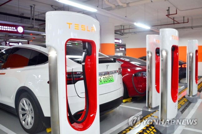Large-scale electric vehicle charging facility in Shanghai
[Shanghai Kyodo=Yonhap News Agency file photo] A large-scale electric vehicle (EV) charging facility opened by U.S. Tesla in Shanghai, China on November 22.